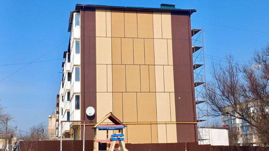 У Макарові на Київщині відбудовують пошкоджену росіянами п’ятиповерхівку: подробиці