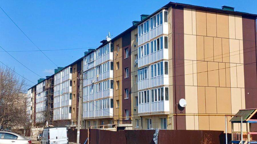 У Макарові на Київщині відбудовують пошкоджену росіянами п’ятиповерхівку: подробиці