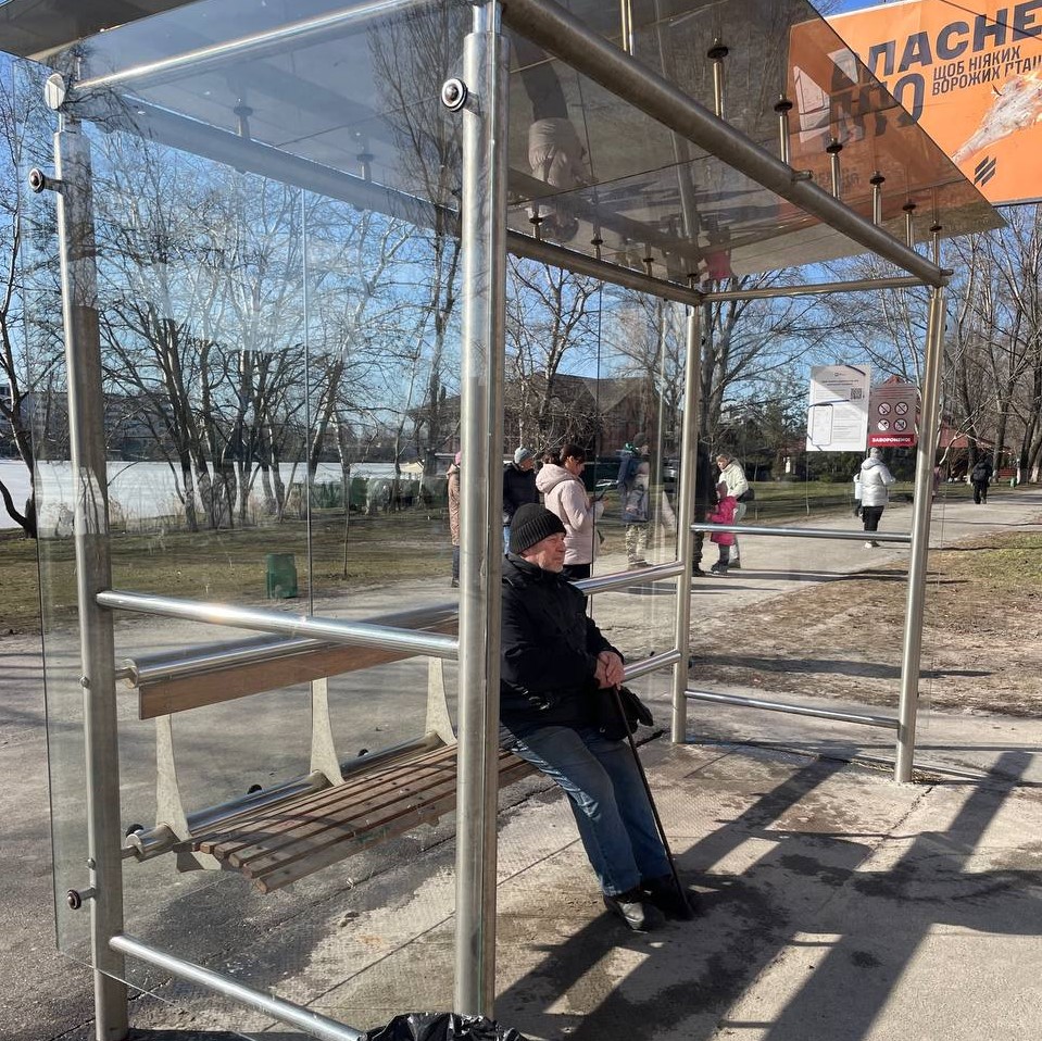 У Києві відмили понад 100 скляних зупинок