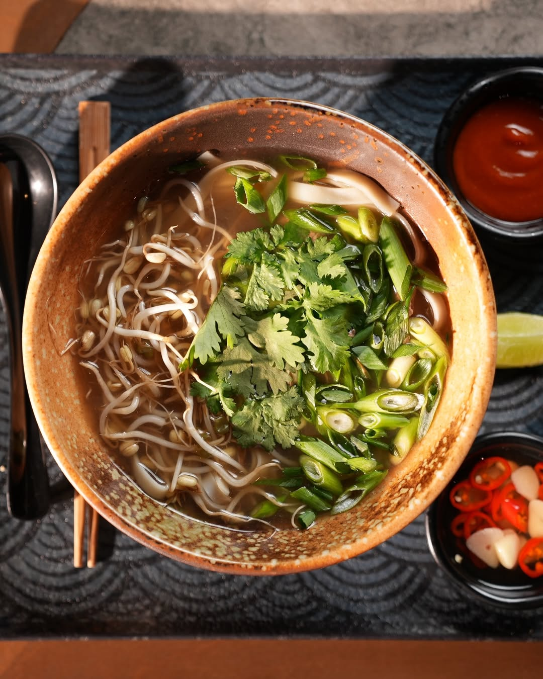 Біля Південного вокзалу у Києві відкрився новий азійський ресторан Chin Chin: адреса, меню та ціни