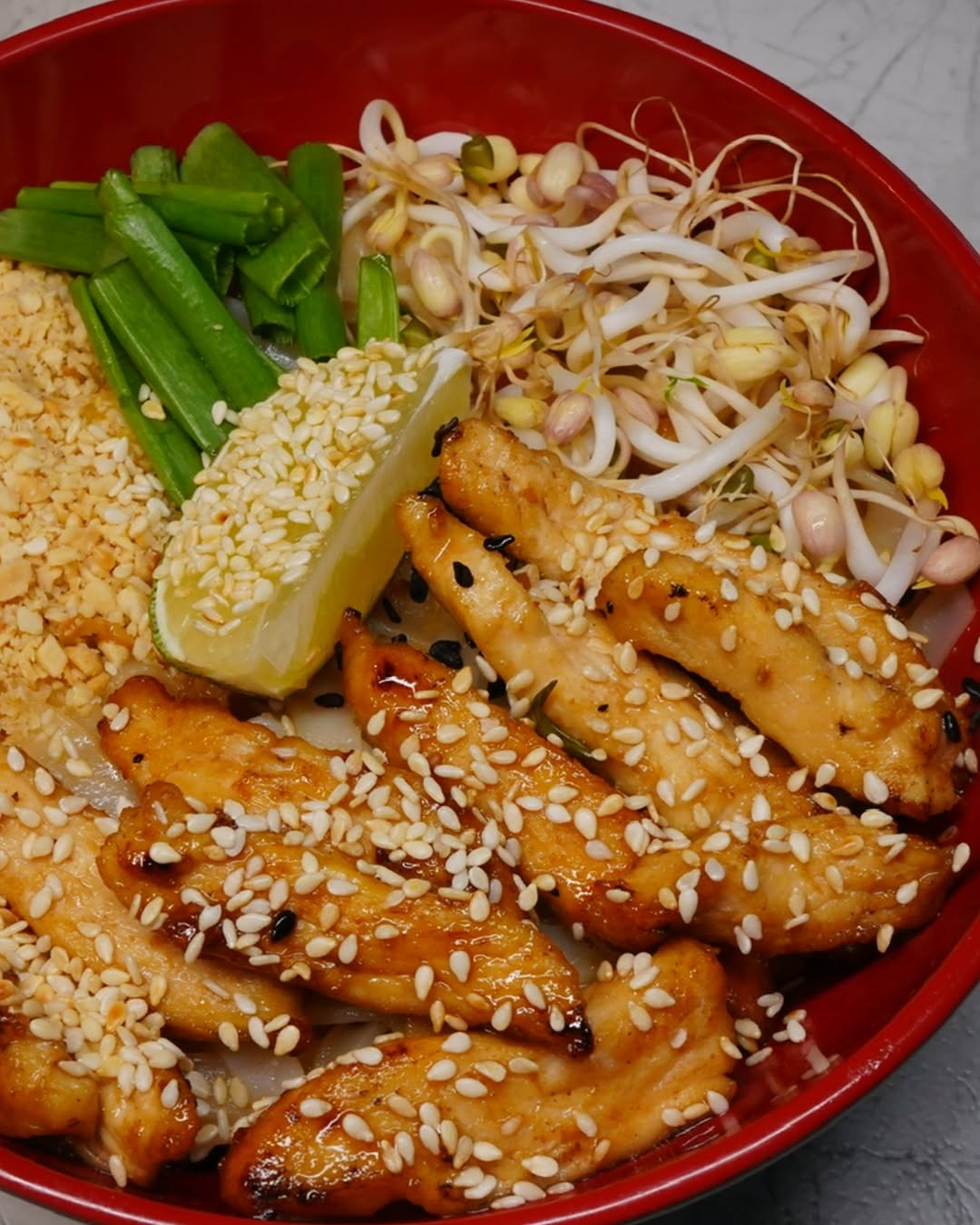 Біля Південного вокзалу у Києві відкрився новий азійський ресторан Chin Chin: адреса, меню та ціни