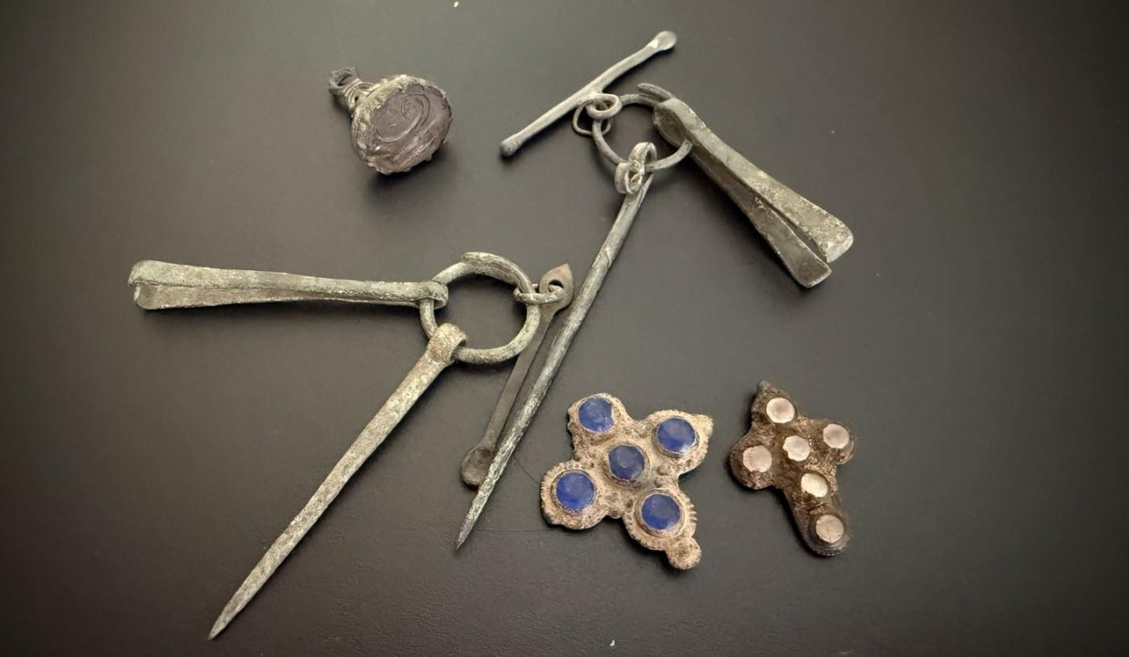 Митники врятували старовинні археологічні пам’ятки, які намагалися відправити за кордон