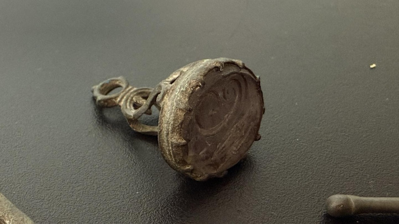 Київські митники врятували старовинні археологічні пам’ятки, які намагалися відправити за кордон