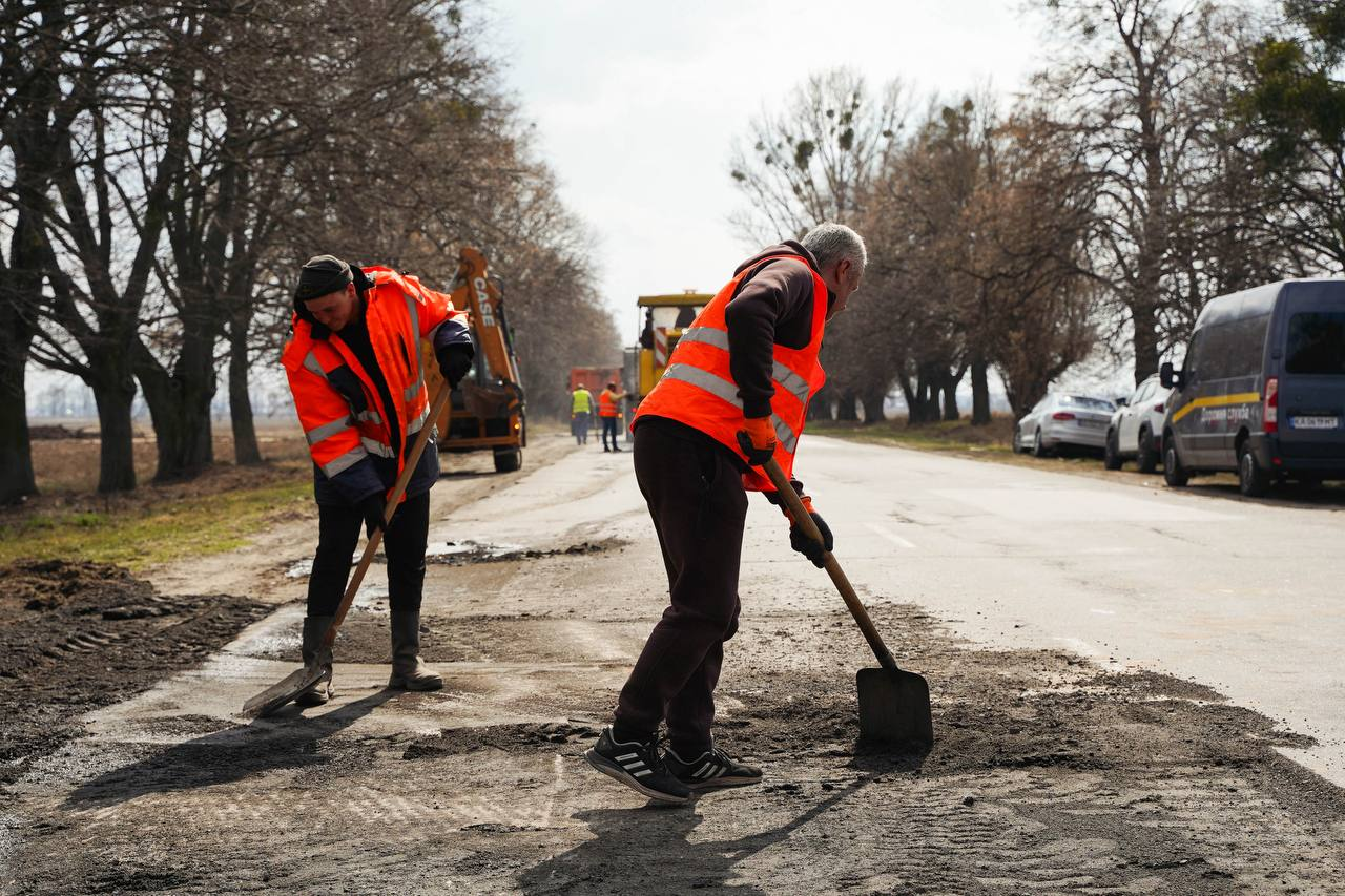 На Київщині триває ремонт автодоріг: скільки грошей виділили на роботи у 2026 році