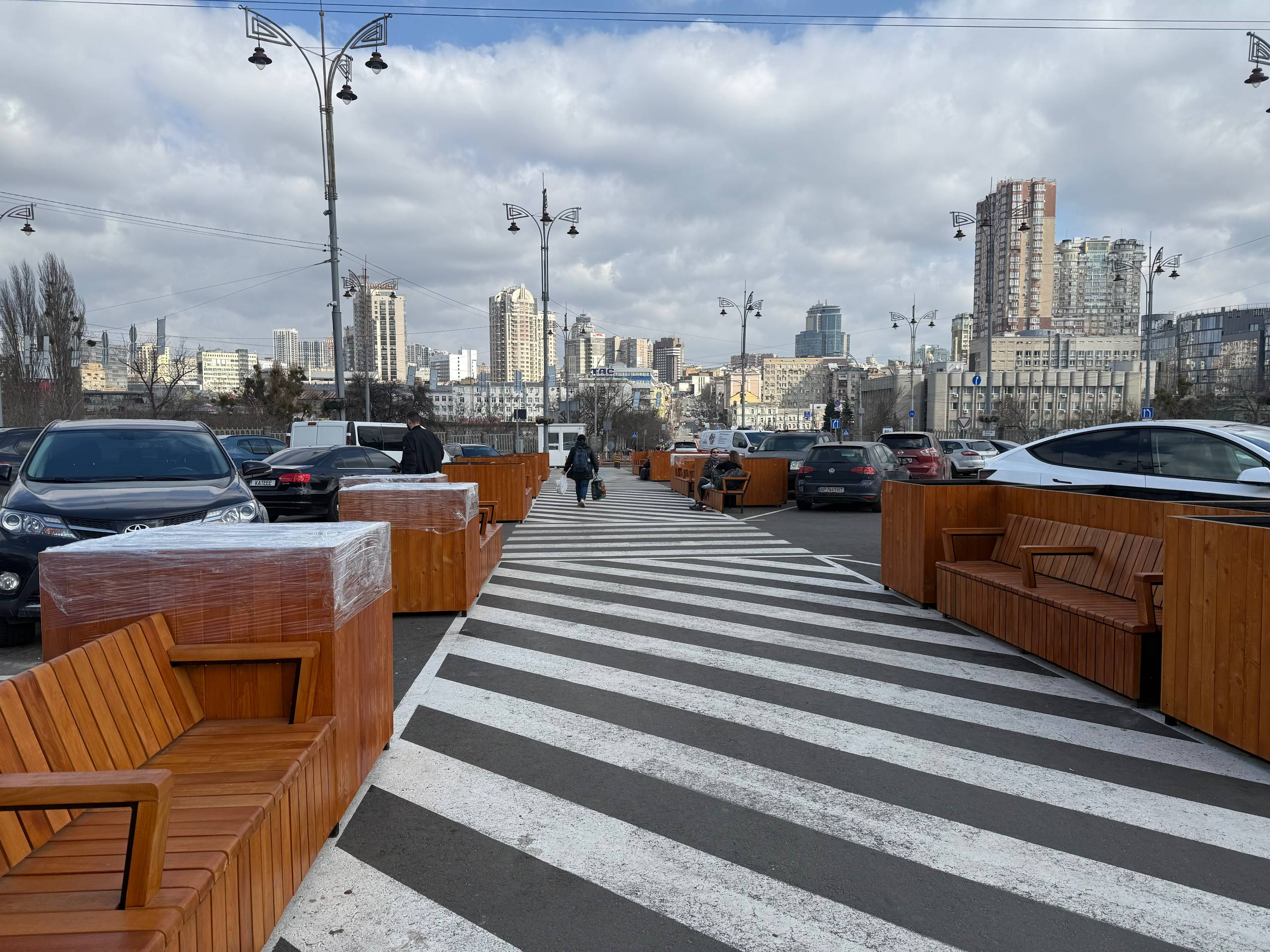 Перед Центральним залізничним вокзалом у Києві облаштували парклети: фото