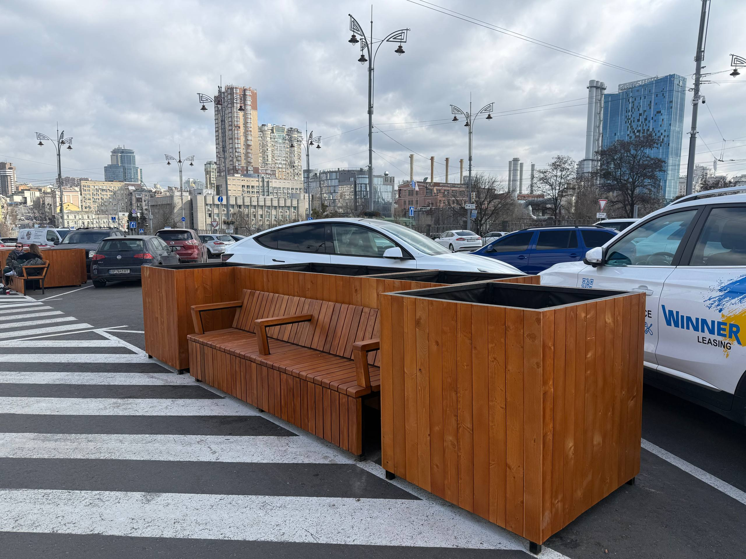 Перед Центральним залізничним вокзалом у Києві облаштували парклети: фото