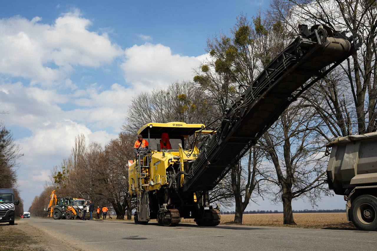 На Київщині триває ремонт автодоріг: скільки грошей виділили на роботи у 2026 році