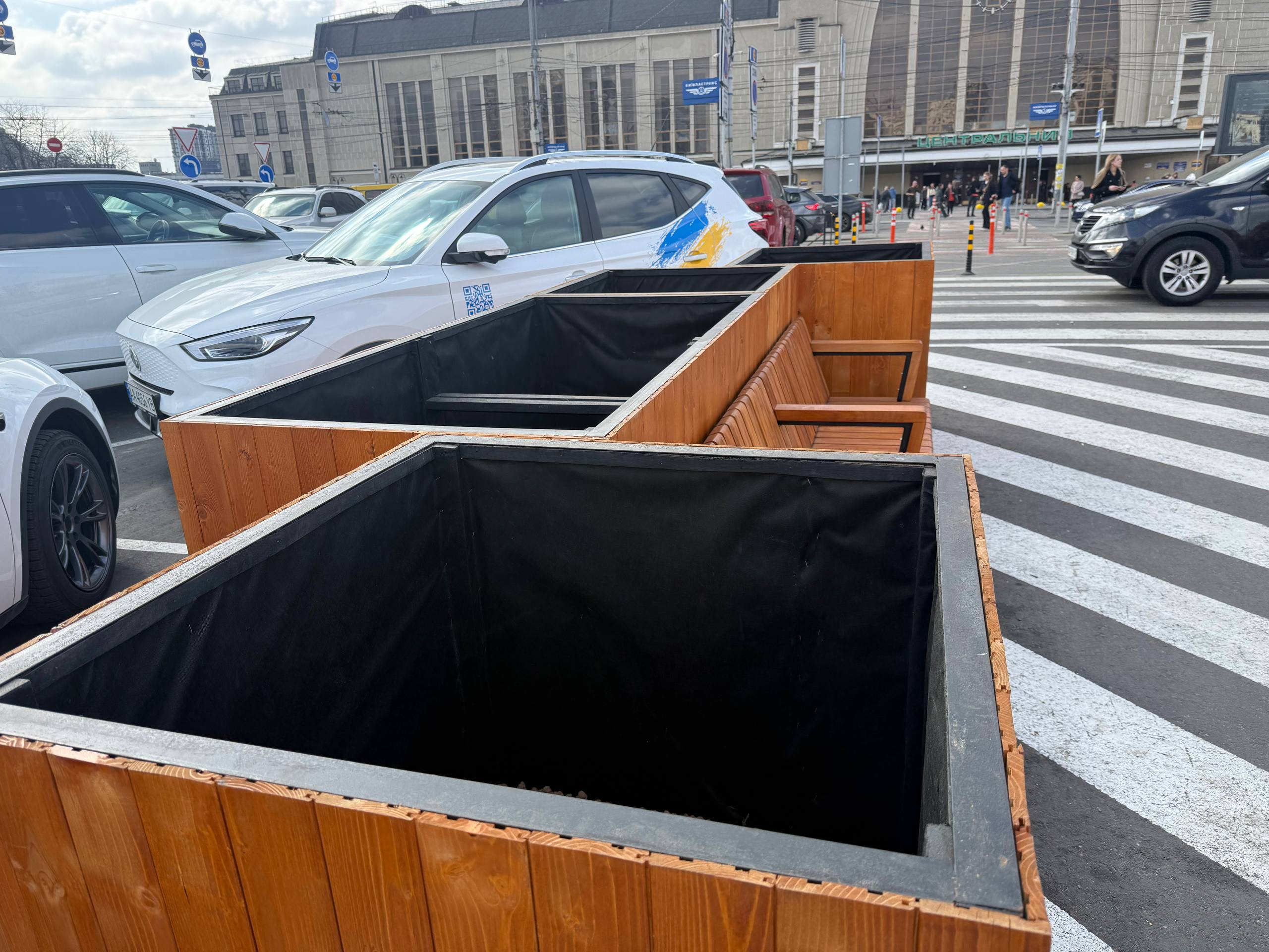 Перед Центральним залізничним вокзалом у Києві облаштували парклети: фото