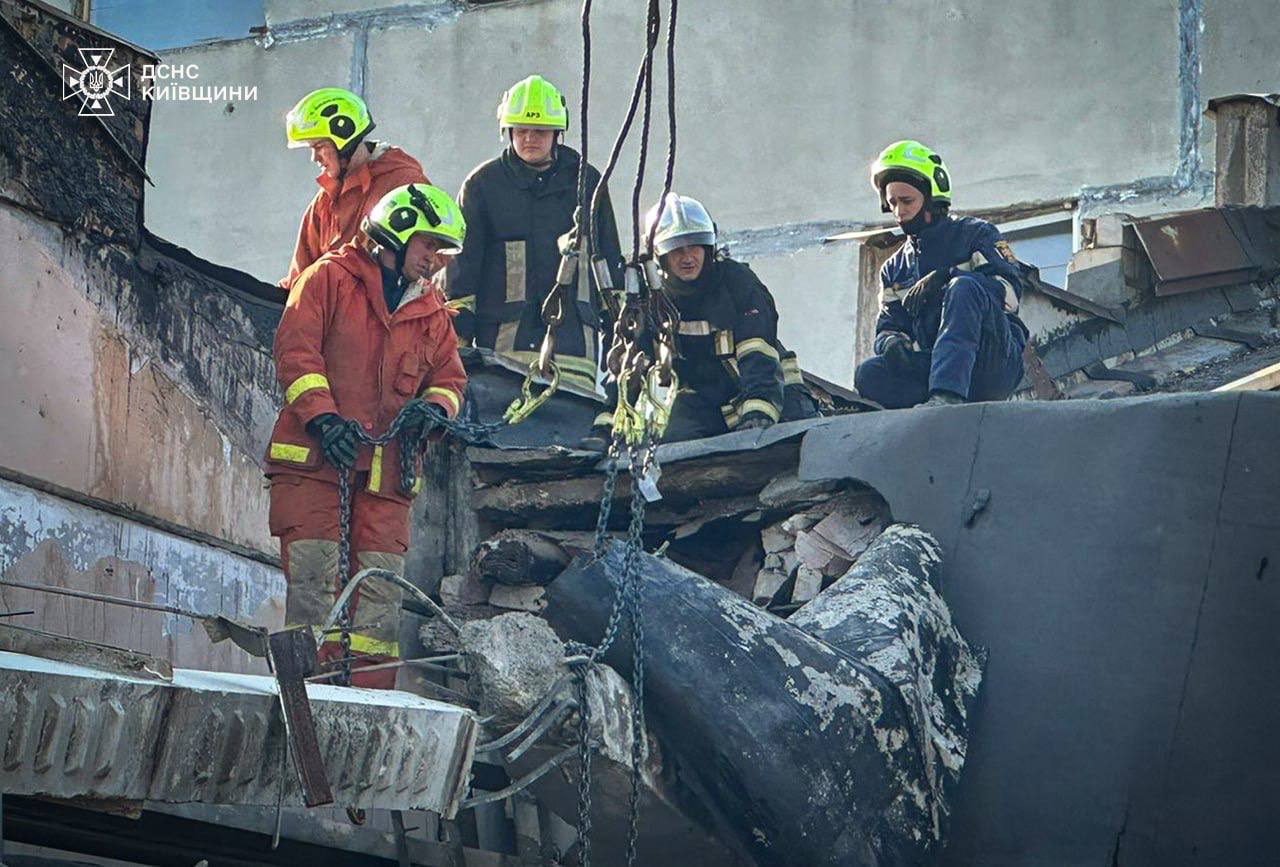 Як верхолази Київщини розбирають завали після ворожих атак Як верхолази Київщини розбирають завали після ворожих атак