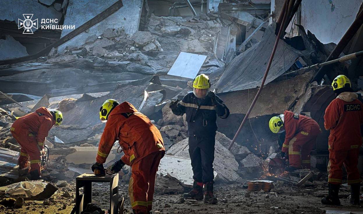 Як верхолази Київщини розбирають завали після ворожих атак Як верхолази Київщини розбирають завали після ворожих атак