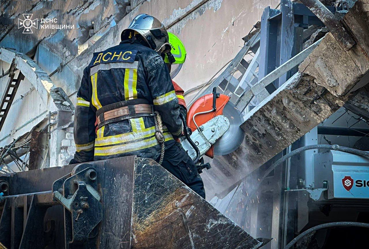 Як верхолази Київщини розбирають завали після ворожих атак Як верхолази Київщини розбирають завали після ворожих атак