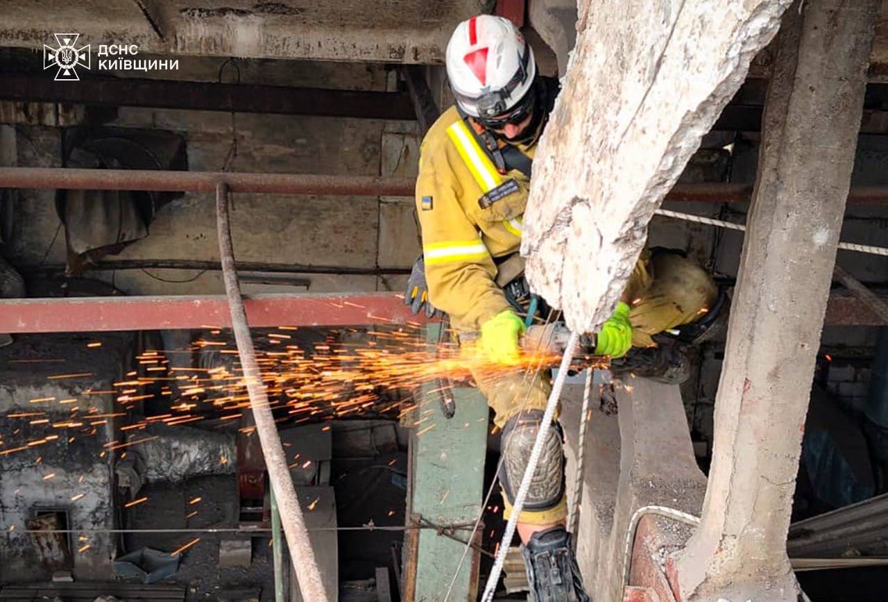 Як верхолази Київщини розбирають завали після ворожих атак Як верхолази Київщини розбирають завали після ворожих атак