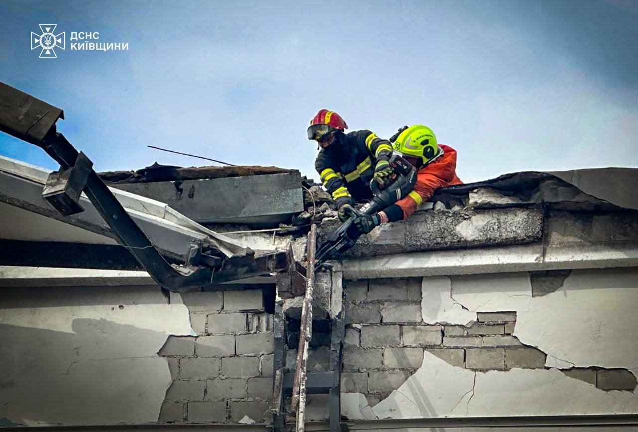 Як верхолази Київщини розбирають завали після ворожих атак Як верхолази Київщини розбирають завали після ворожих атак