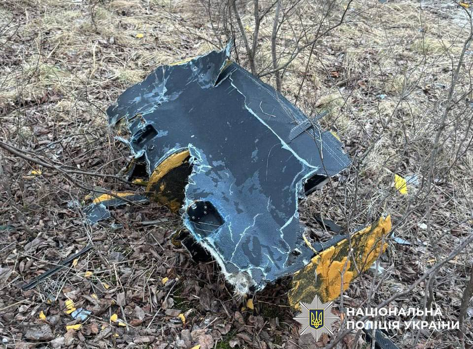 Біля Подільсько-Воскресенського моста у Києві знайшли бойову частину російського БпЛА: фото