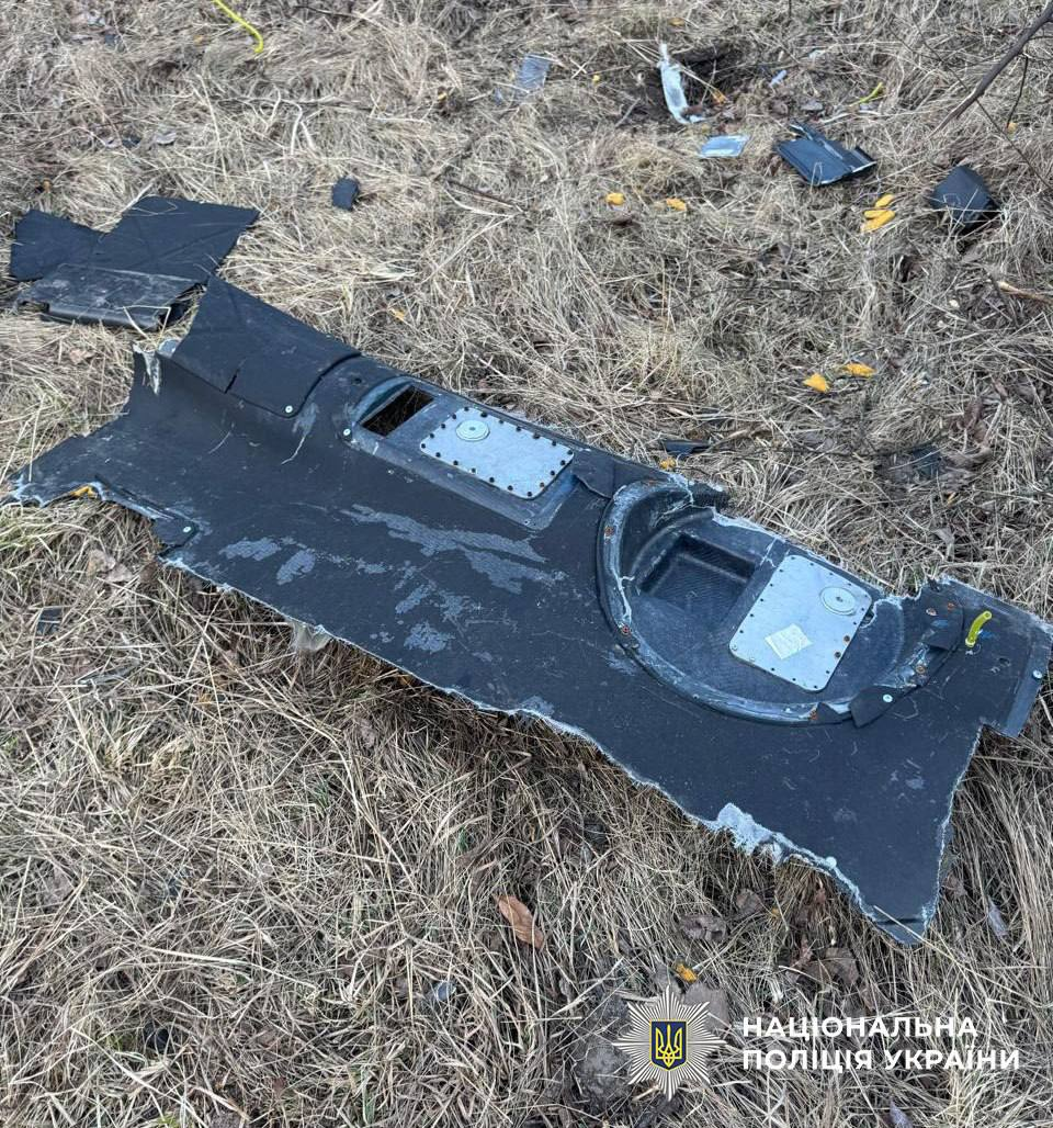 Біля Подільсько-Воскресенського моста у Києві знайшли бойову частину російського БпЛА: фото