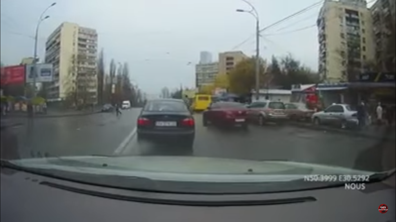 На проспекті Науки водій збив пішохода і втік (відео)