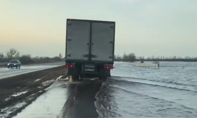 Акватрасса: дорогу Киев — Харьков затопило из-за растаявшего снега (видео)