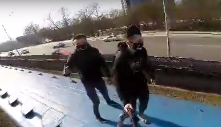 В столице экстремалы прокатились на крыше вагона метро (видео)