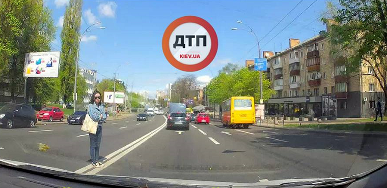 Киевлянка пыталась перебежать оживленный проспект в неположенном месте (фото, видео)
