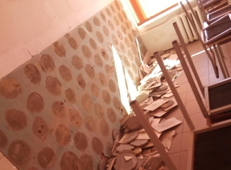 В одной из школ Киевщины ребенку на голову упала плитка