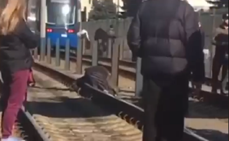 В Соломенском районе на трамвайные рельсы с моста упал человек (видео)