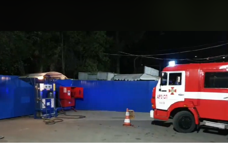 На газовой заправке в Оболонском районе сгорел мужчина (видео)