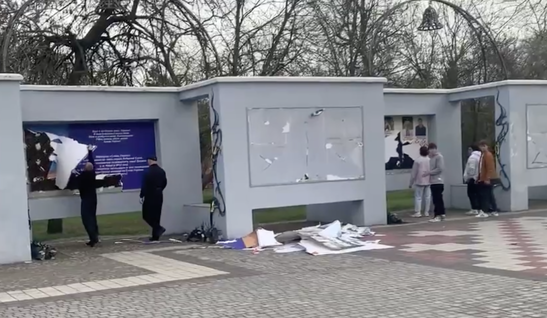 У тимчасово окупованому Херсоні знищили меморіал "Слава Україні"
