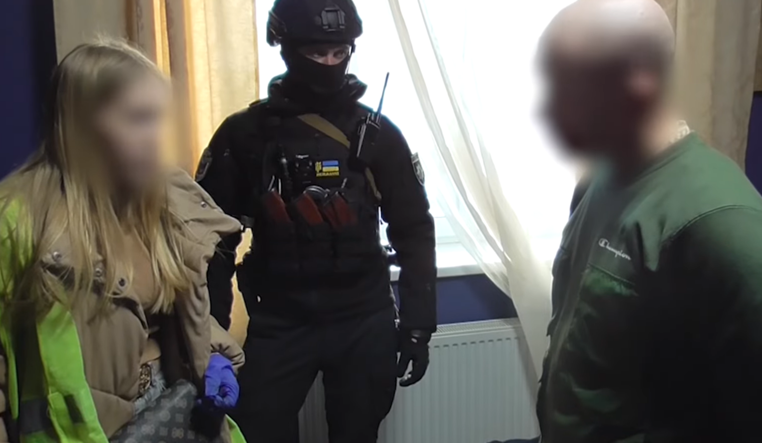 У Києві затримали чоловіка, який продавав неіснуючу тактичну зброю українським військовим через соцмережі.