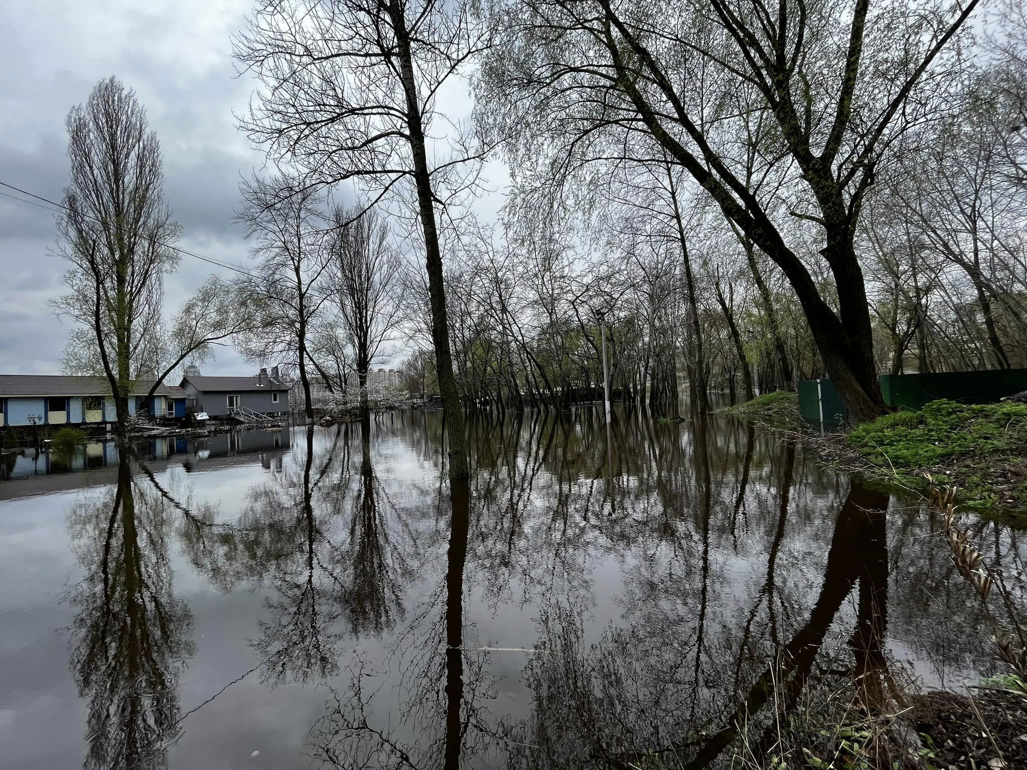 У Києві в Оболонському районі на вулиці Прирічній затопило парк, де будуть будувати надземно-підземний паркінг за 120 млн грн