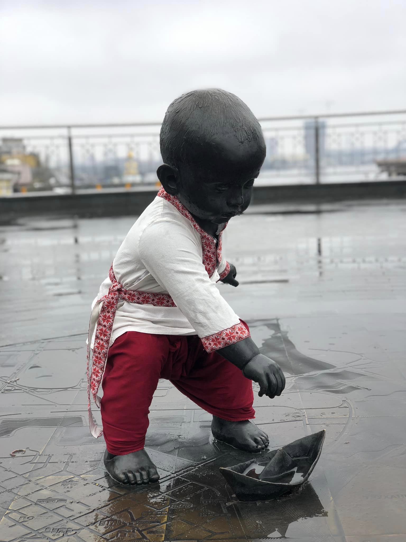 скульптури малюків-засновників Києва перевдягнули на Великдень 16 квітня 2023 року
