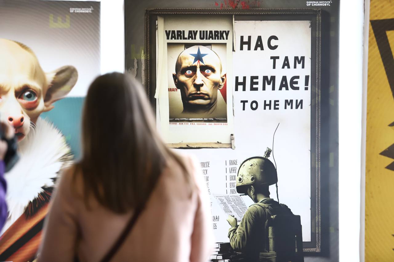 У Києві, на станції метро Золоті ворота відкрилася безкоштовна виставка Справжні причини війни, на якій можна дізнатися, як працює російська пропаганда