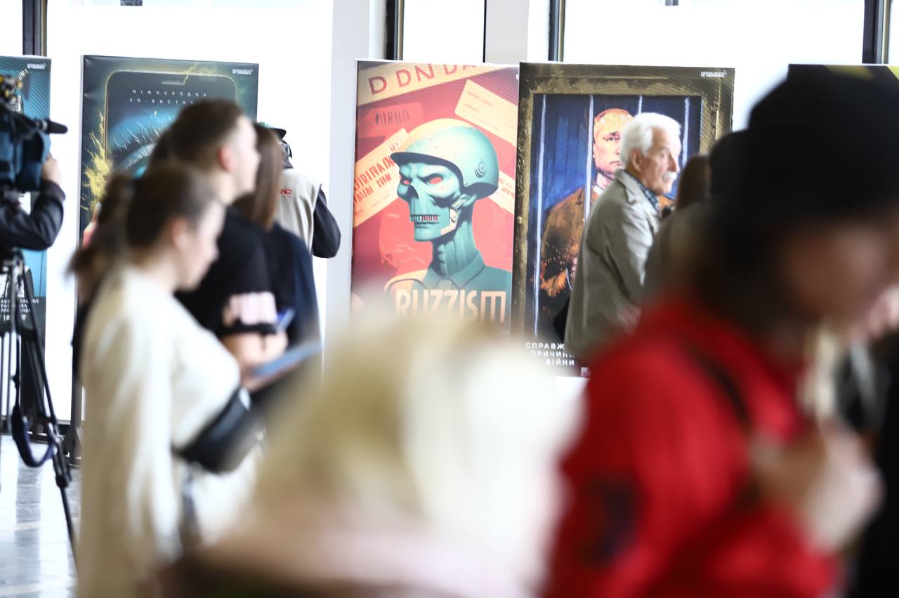 У Києві, на станції метро Золоті ворота відкрилася безкоштовна виставка Справжні причини війни, на якій можна дізнатися, як працює російська пропаганда