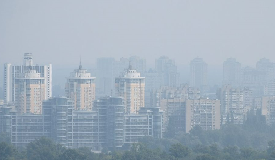 У Києві різко погіршилась якість повітря через пил із Сахари: що відомо