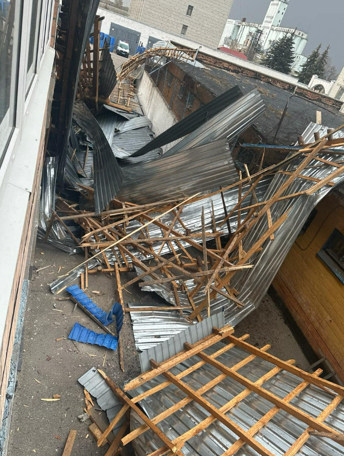 На Київщині 2 квітня вітер повалив дерева та пошкодив покрівлі будинків