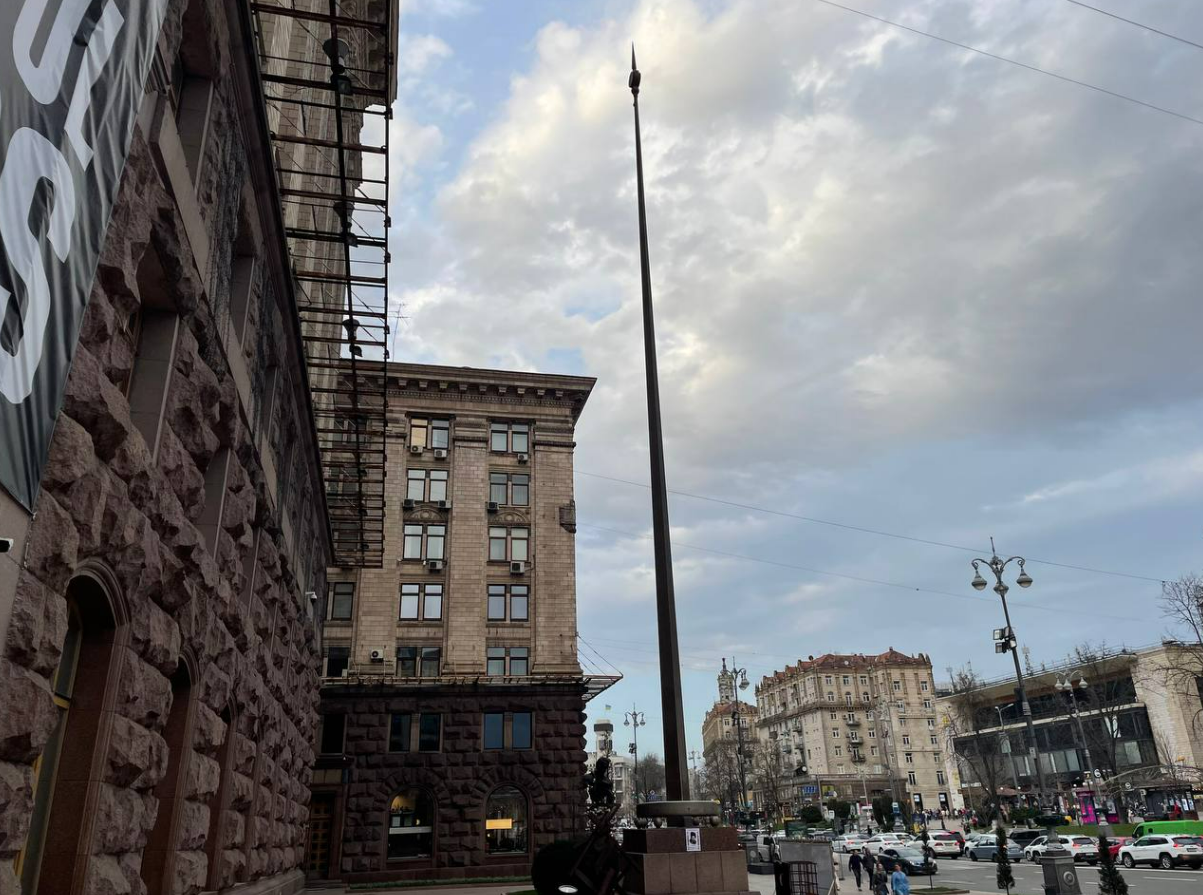 У Києві пориві вітру пошкодили полотнище прапора біля будівлі Київської міської ради. Стяг зняли з флагштока.