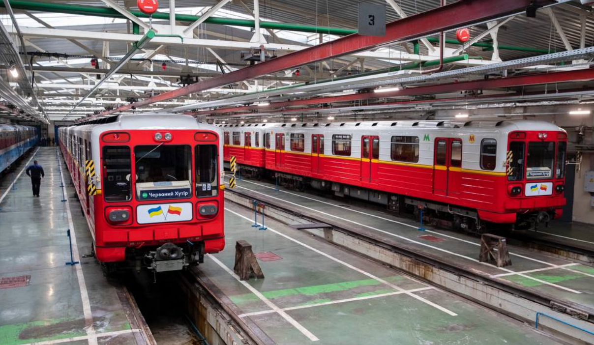 У метро Києва запустили другий вагон з Варшави: де він курсуватиме