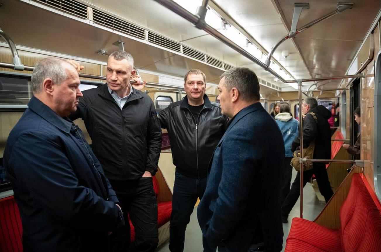 У метро Києва запустили другий вагон з Варшави: де він курсуватиме