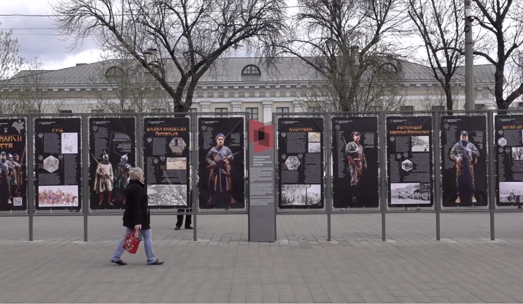 У Києві на Контрактовій площі відкрилася виставка На захисті міста: фото
