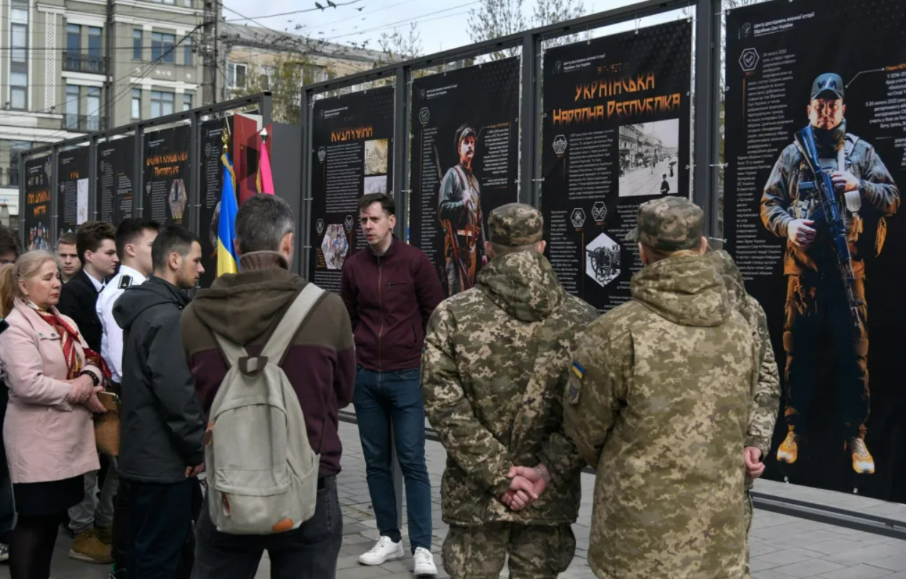 У Києві на Контрактовій площі відкрилася вулична фотовиставка На захисті міста