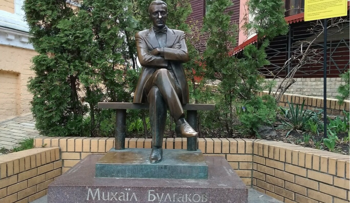 Кияни створили дві петиції про Булгакова: в одній просять зберегти пам'ятник, в іншій — демонтувати