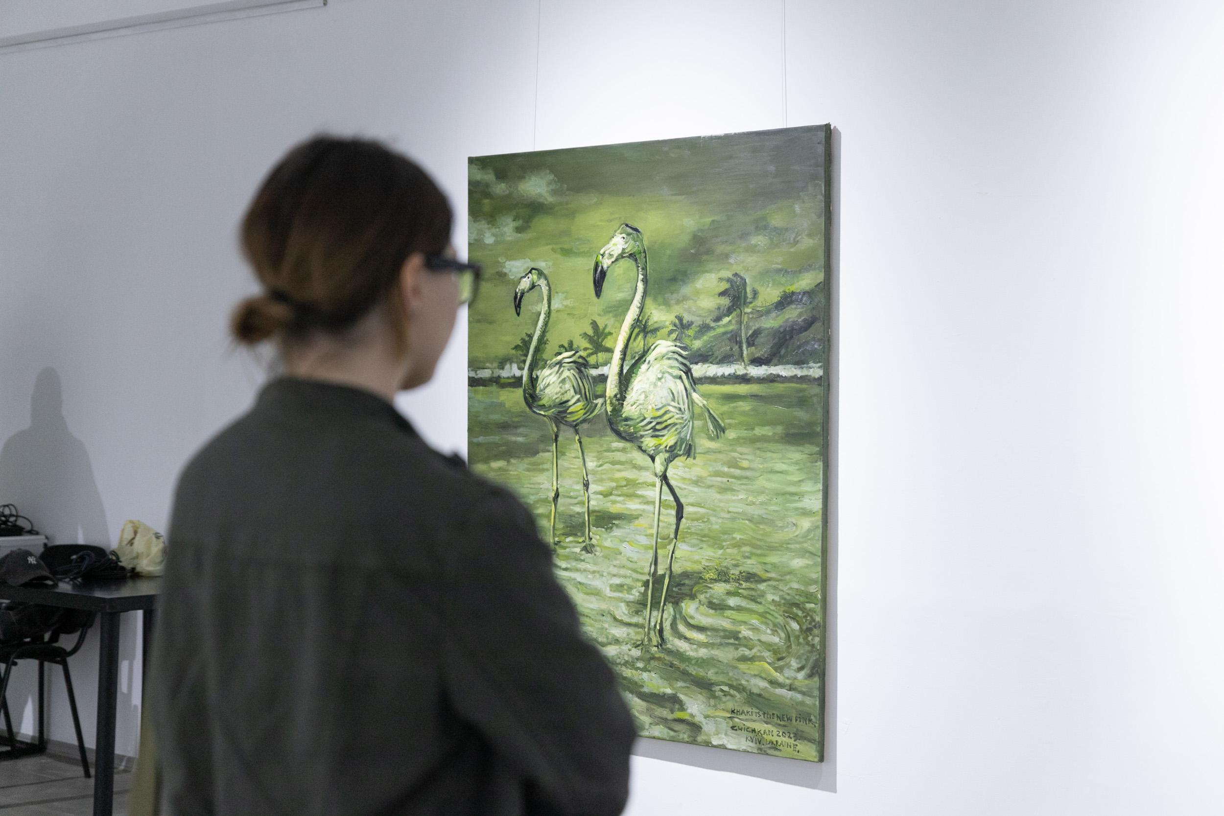 У київській міській галереї “Лавра” відкрилась виставка художника Іллі Чічкана “Khaki is a new pink”