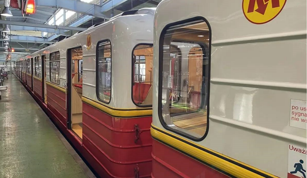 Київський метрополітен надіслав подарунок Варшаві за надані вагони: фото