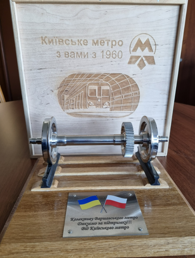 Київський метрополітен надіслав подарунок Варшаві за надані вагони: фото