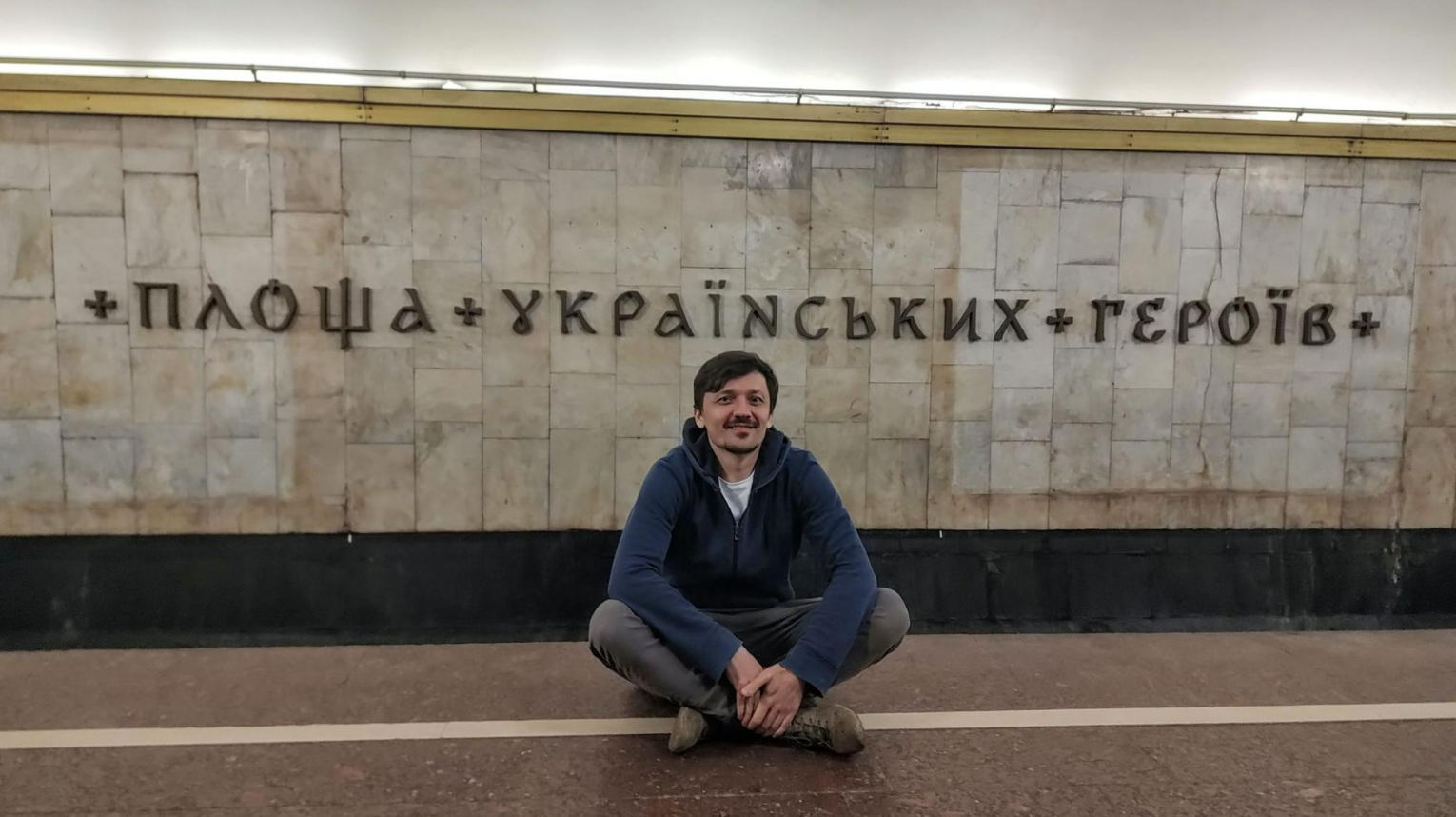 На станції метро Площа Українських Героїв встановили нові літери