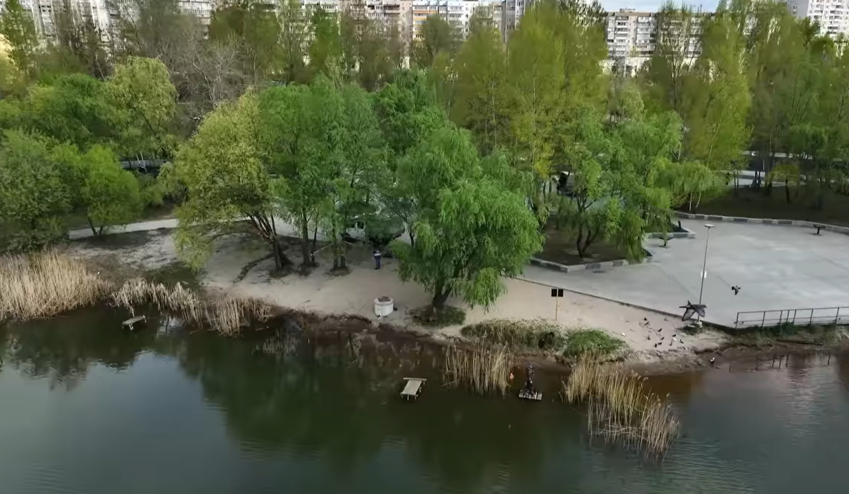 У фітнес-парку "Озеро Лебедине" в Дарницькому районі очистили озеро та провели толоку: фото