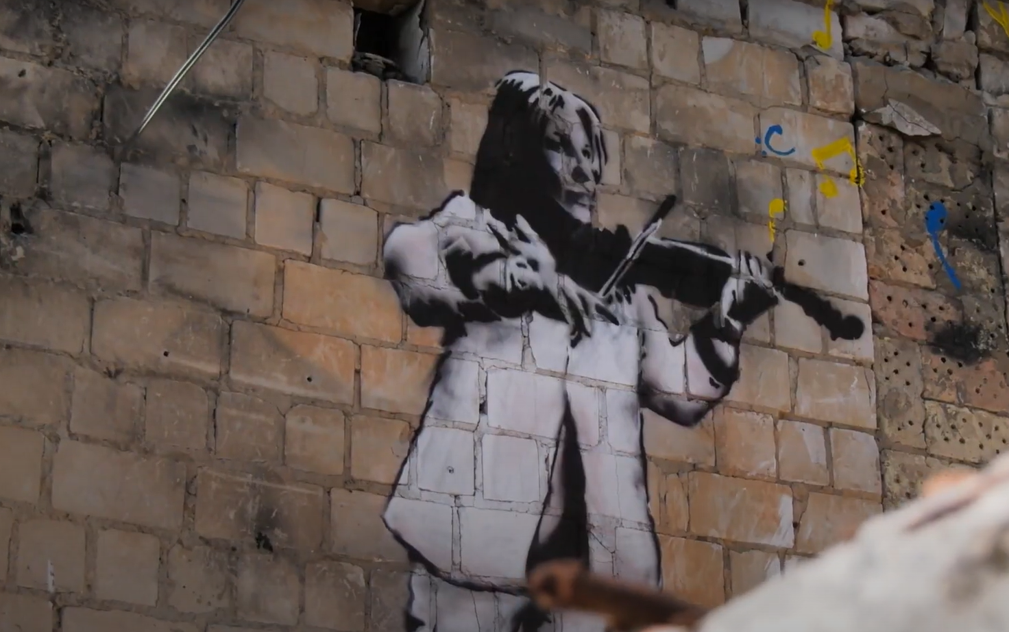 Вуличні художники із США створили нові стінописи Скрипалька та Слава Україні на зруйнованій будівлі у Бородянці.