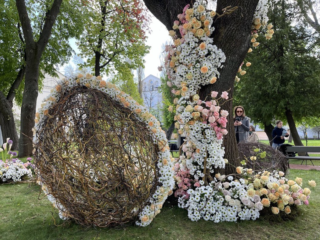 У Софії Київській відкрили Великодню інсталяцію з квітів: фото