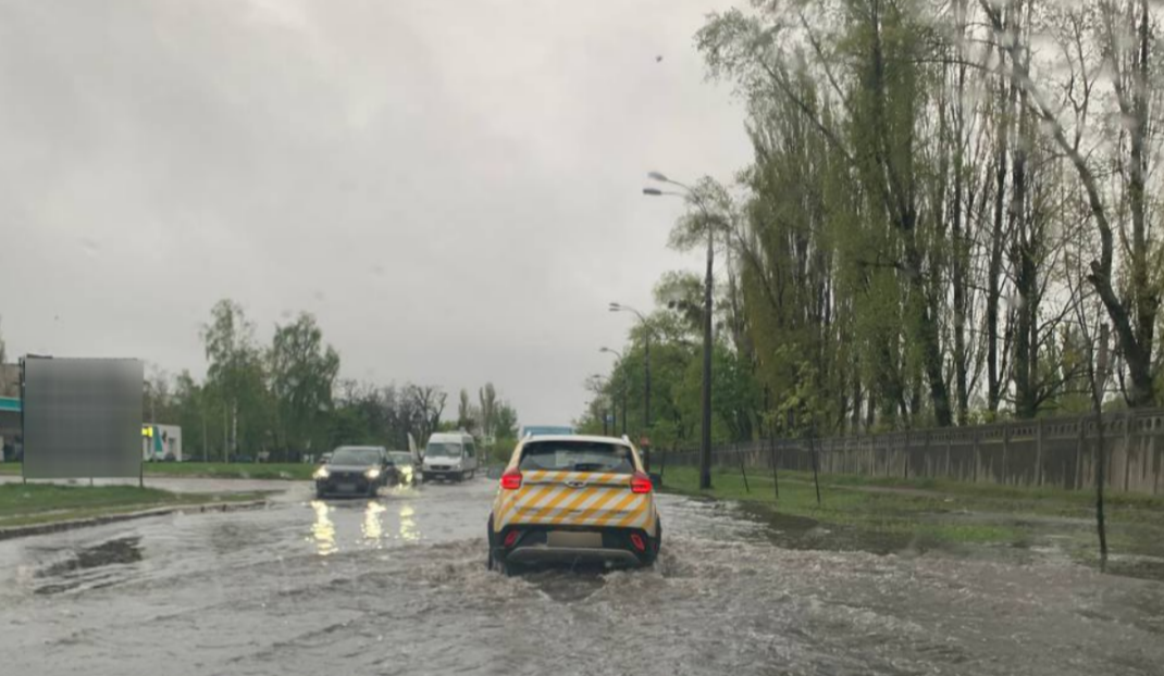 У Києві затопило вулицю Стеценко: рух транспорту ускладнений