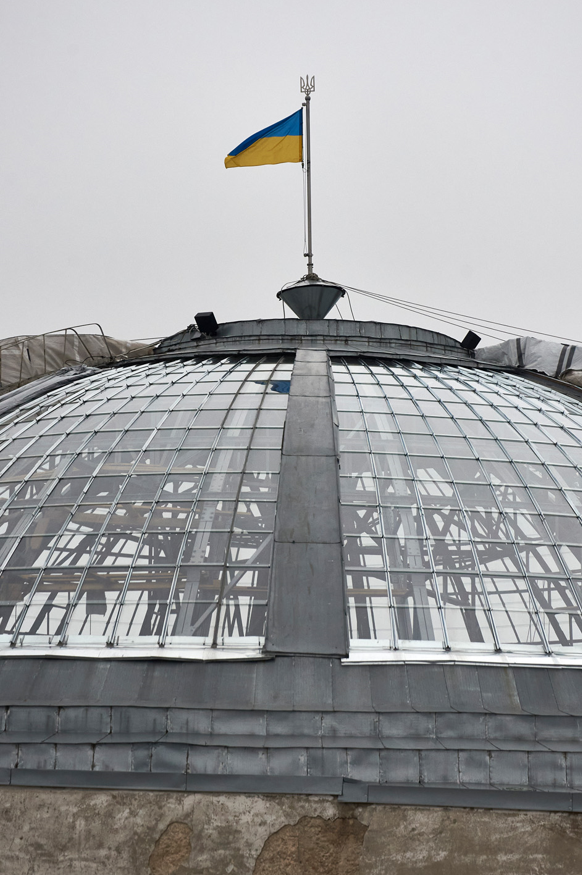 У Києві відновлюють купол Будинку вчителя, який постраждав після обстрілу: фото