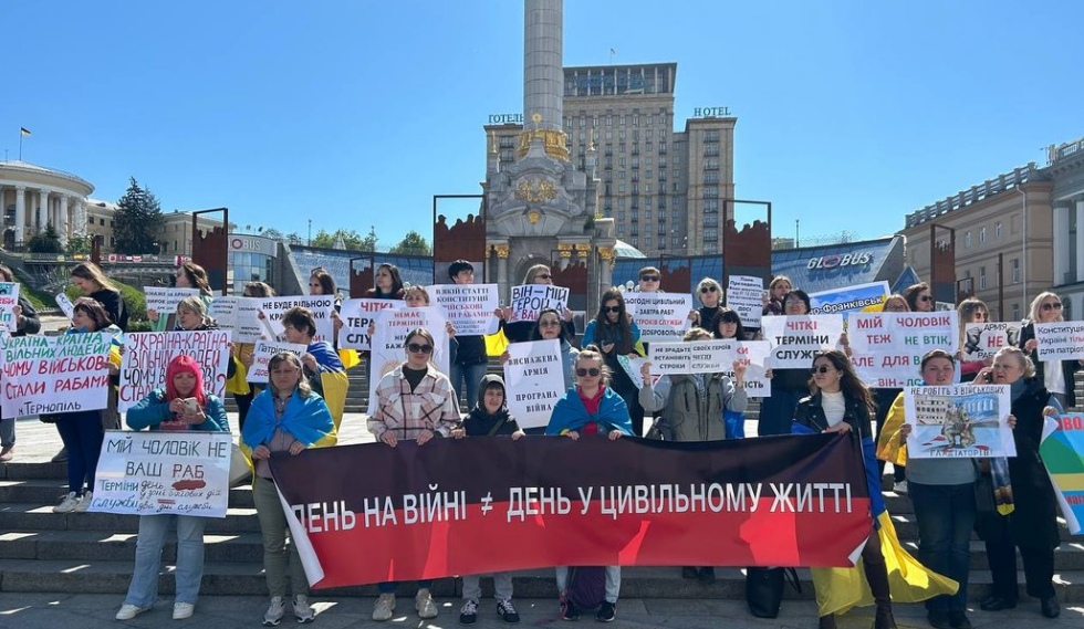 27 квітня у Києві  родичі військовослужбовців влаштували мітинг на підтримку демобілізації